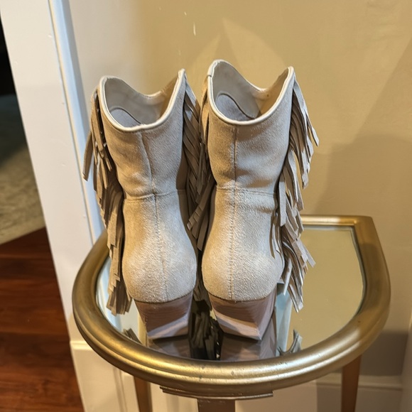 Boots - Picture 4 of 6